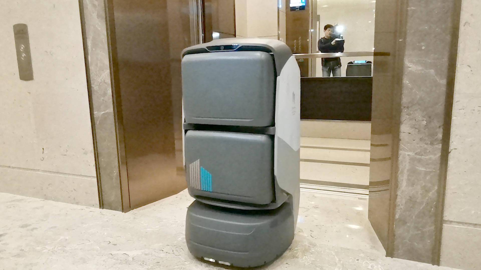 视频| 智能机器人上岗送餐,为外卖小哥"减负"