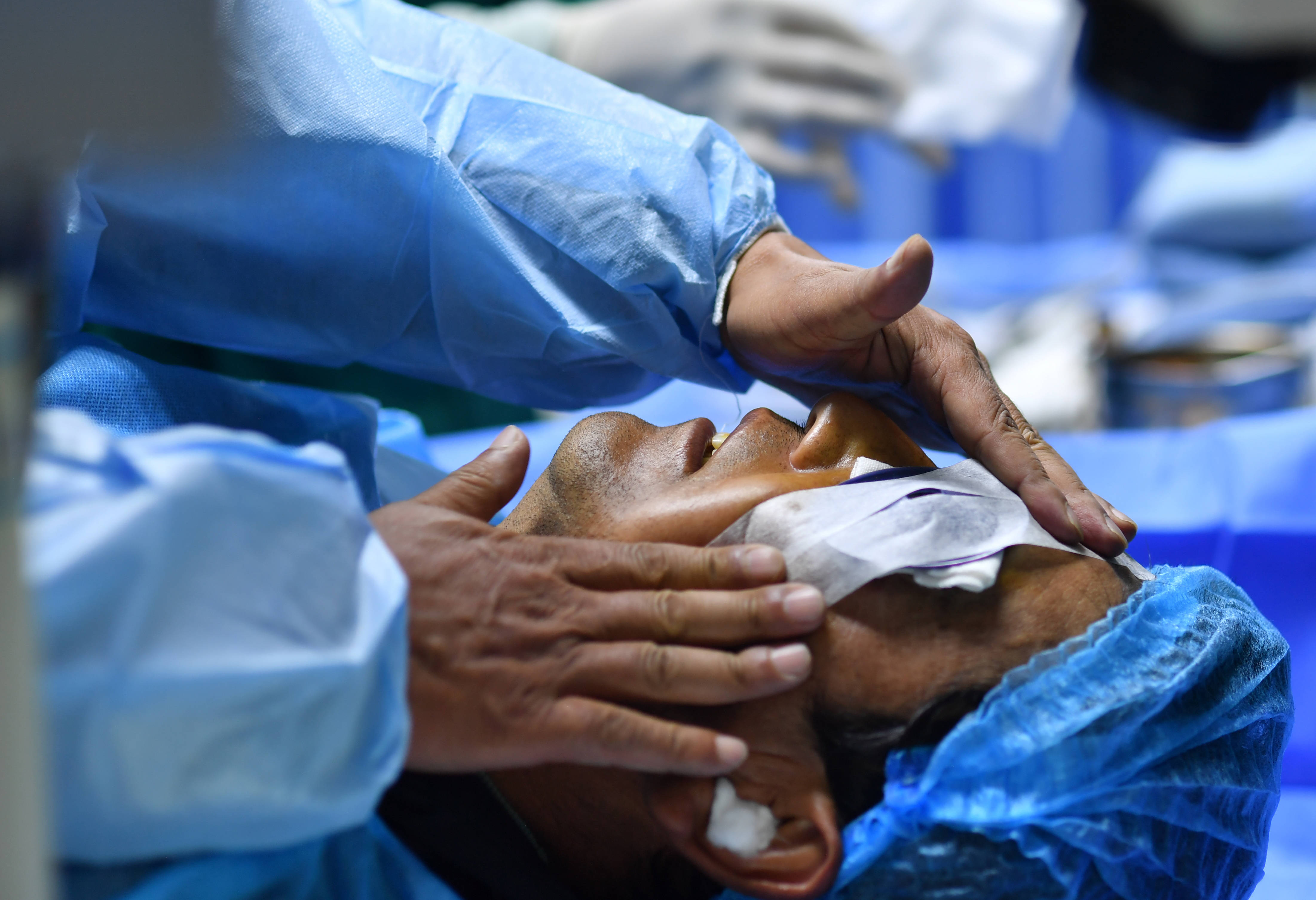 "光明行动"让西藏更多白内障患者重见光明