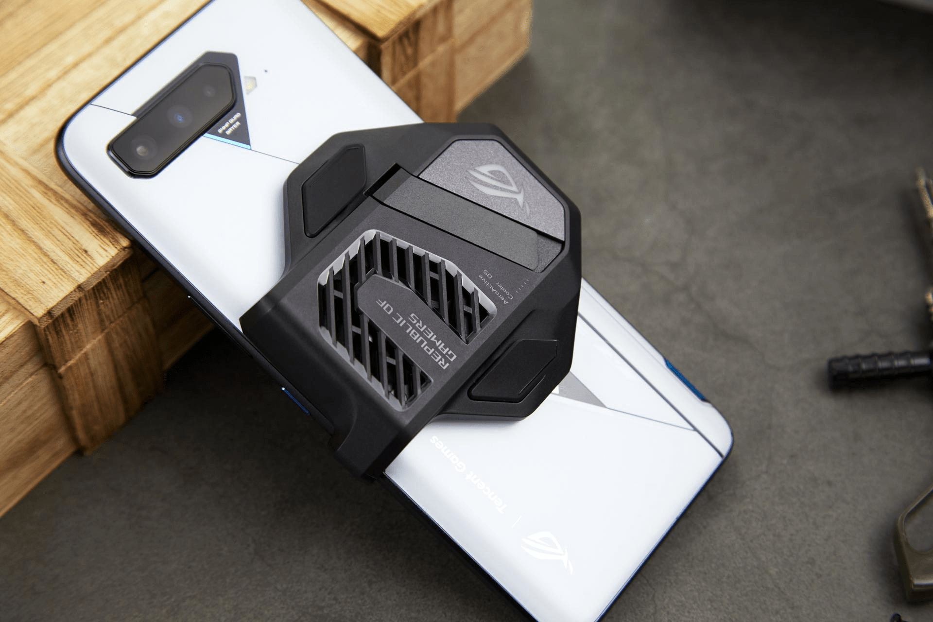 内部散热酷冷风扇5rog游戏手机5榨干骁龙888全部性能