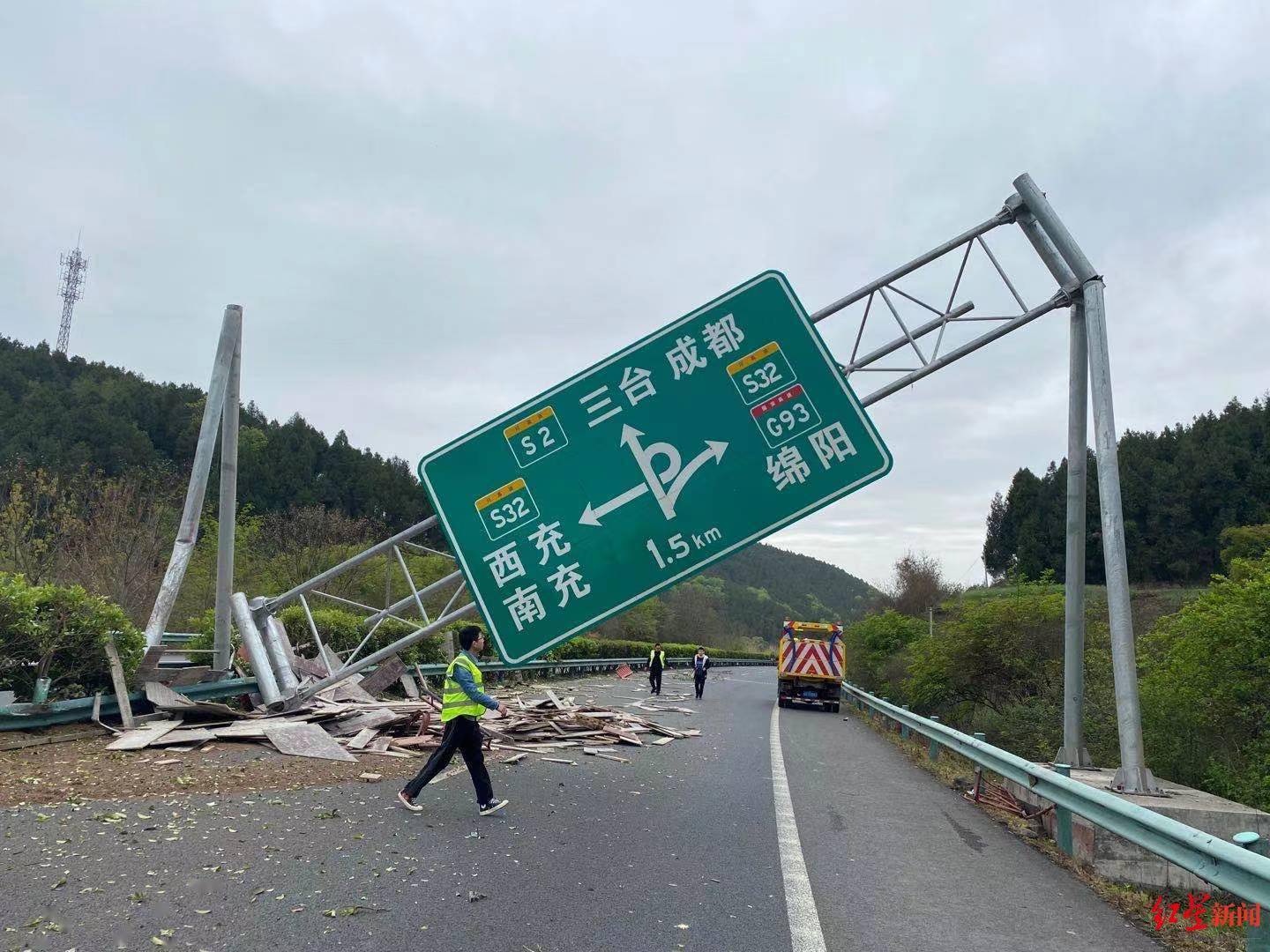 突发!货车司机疲劳驾驶撞上指示牌 成巴高速拥堵10公里