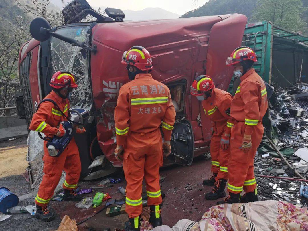 杭瑞高速西洱河电站附近发生一起交通事故造成1人被困,情况紧急,请求