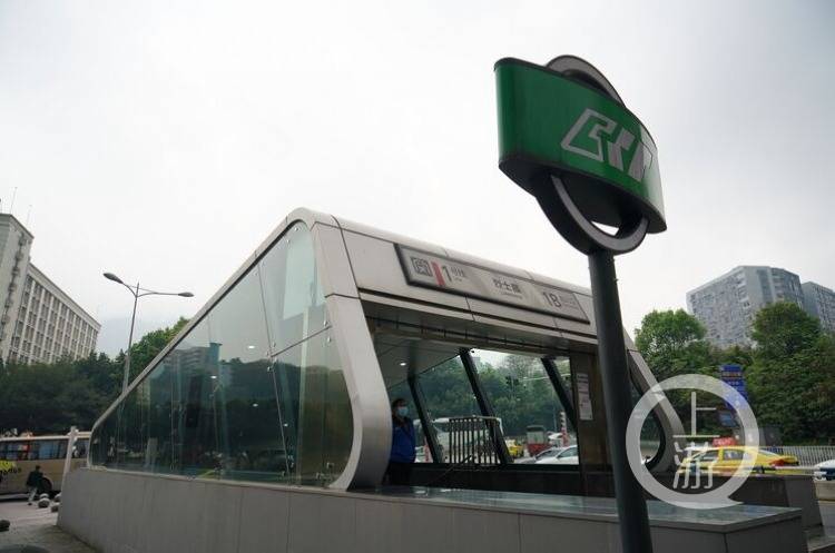 2022年内重庆轨道交通车站出入口将全部撑上雨伞