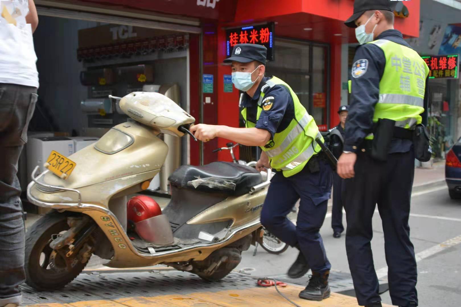 东莞望牛墩,麻涌,中堂三镇联合开展违法摩托车查缴行动