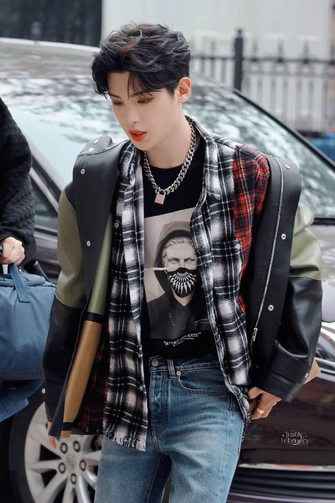 消息黄明昊今日节目录制路透潮男小贾出来炸街