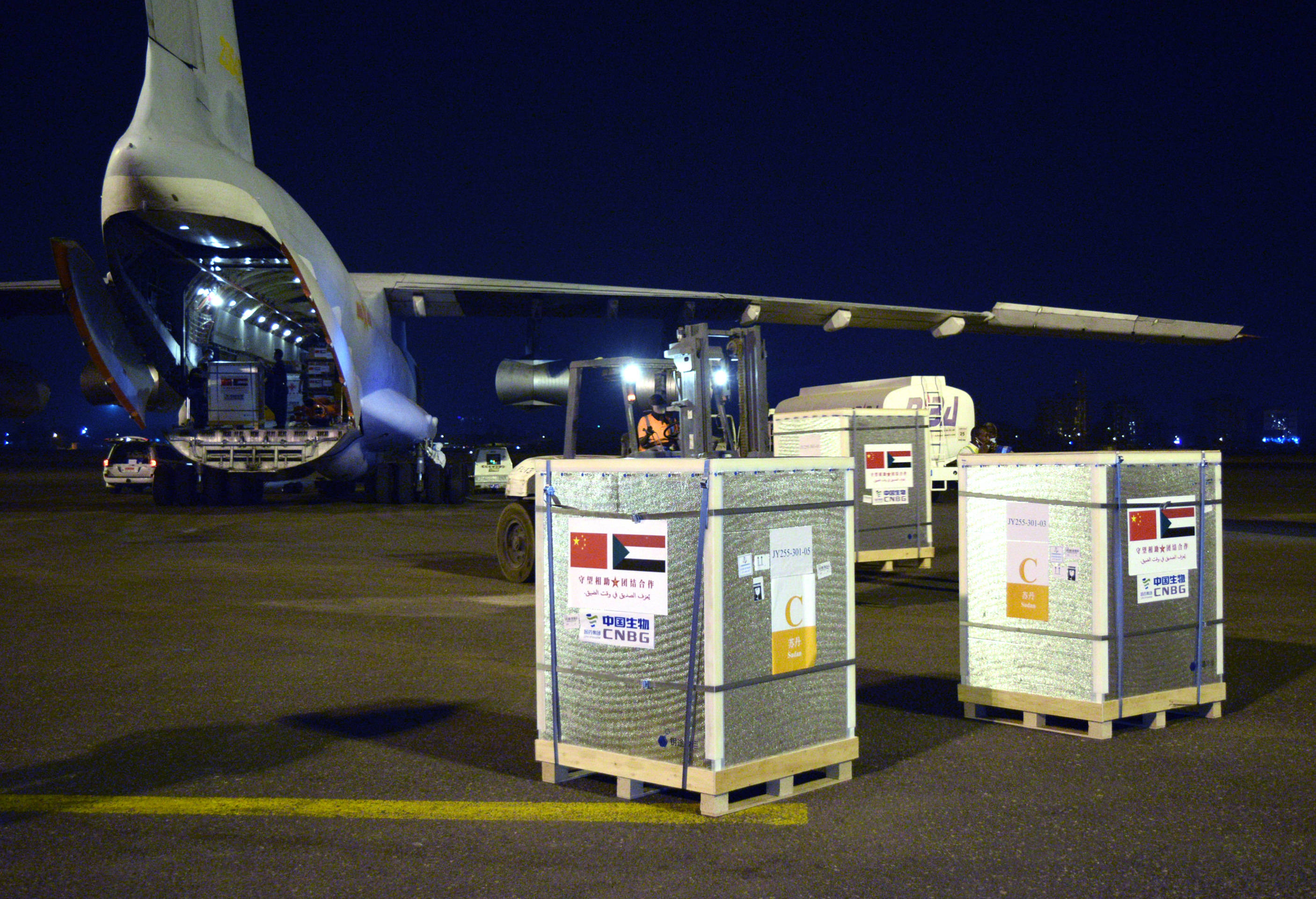3月26日,在苏丹首都喀土穆国际机场,中苏双方代表在交接仪式上签字.