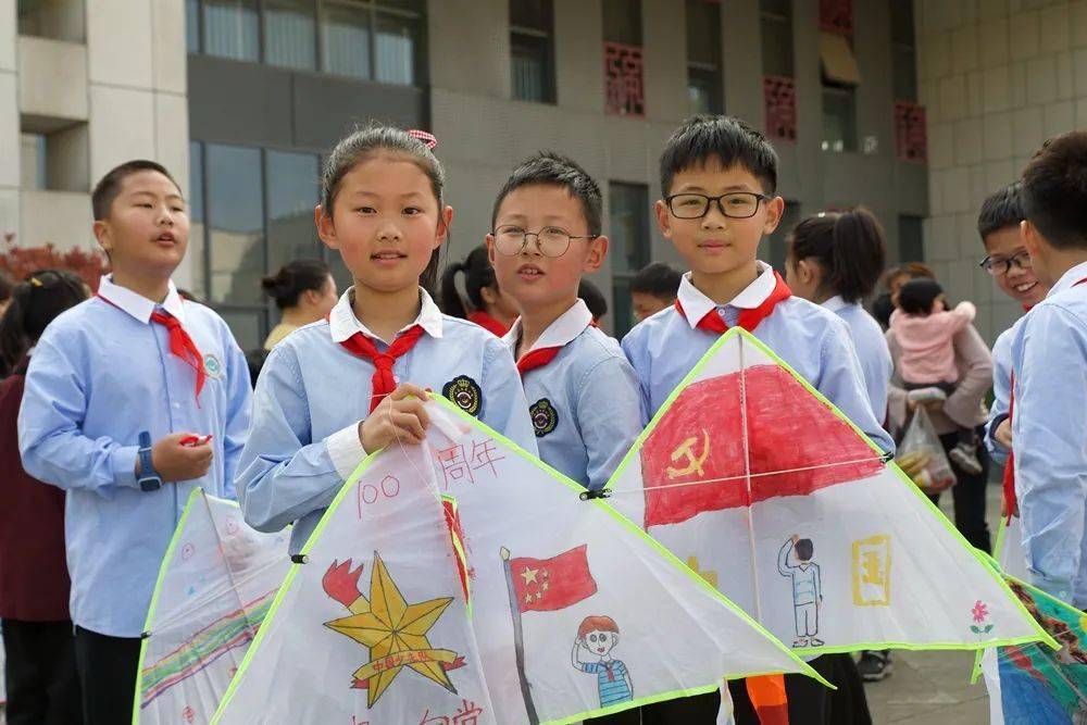 活动期间,孩子们对风筝的来历,进行资料查找,收集整理,了解了风筝的