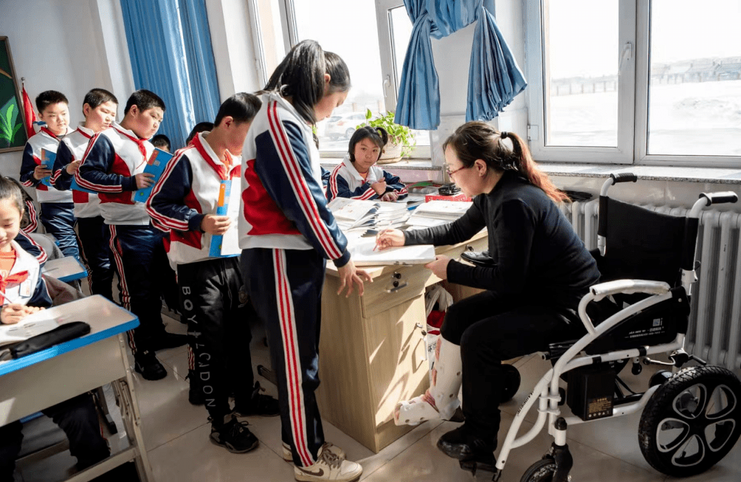 这名轮椅上的老师,在宝清的讲台