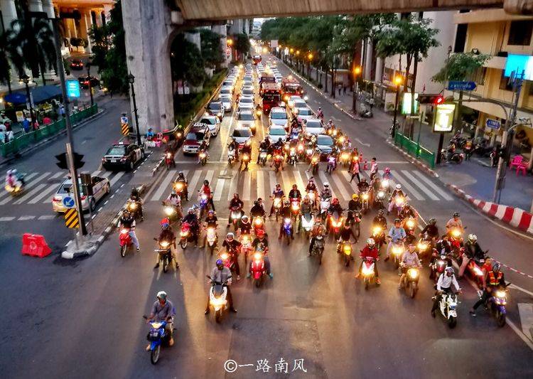 实拍泰国曼谷街景，摩托车密密麻麻，市容像中国二三线城市