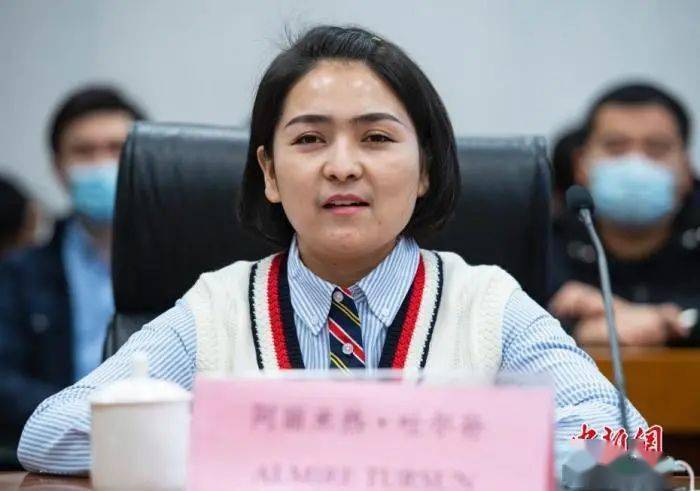 去年4月,阿丽米热·吐尔孙在村委会宣传栏上看到博乐市一家纺织公司的
