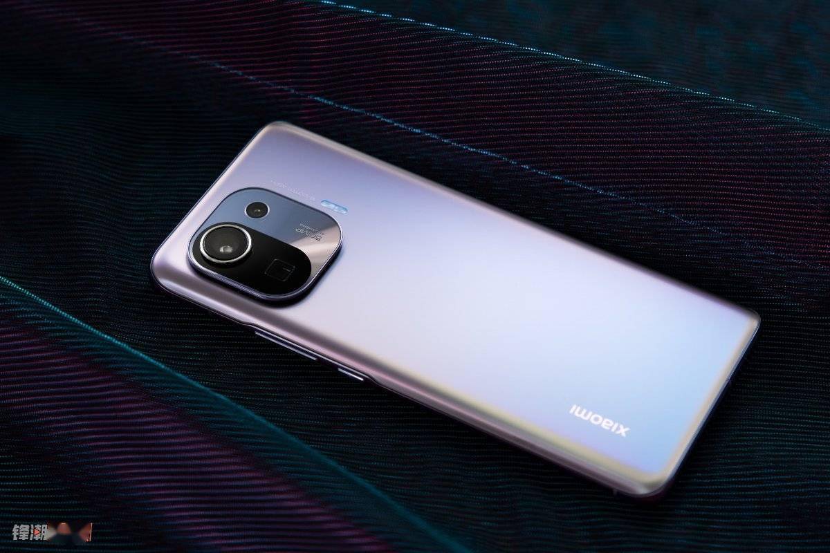 小米11 pro图赏:以复杂工艺打造梦幻紫色渐变