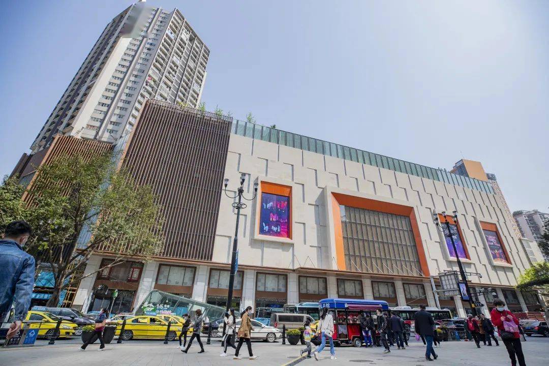 改造前的圣名国际时装城,立面沿打铜街裙楼部分是浅黄色涂料退台式