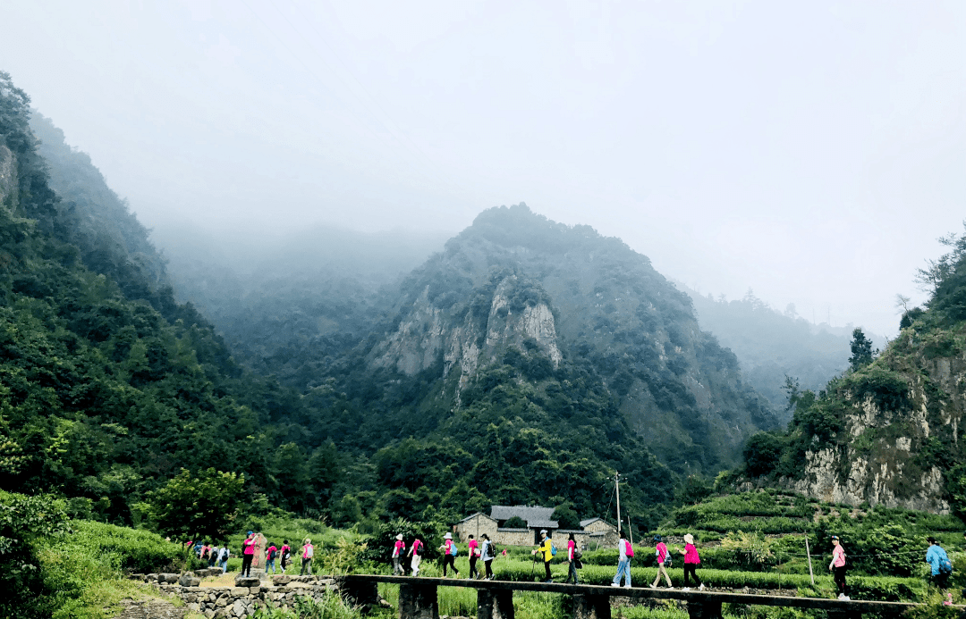 徒步安山古道徒步秋色東白山 攬江南草甸巍峨最美是鄉愁 探臨安龍門