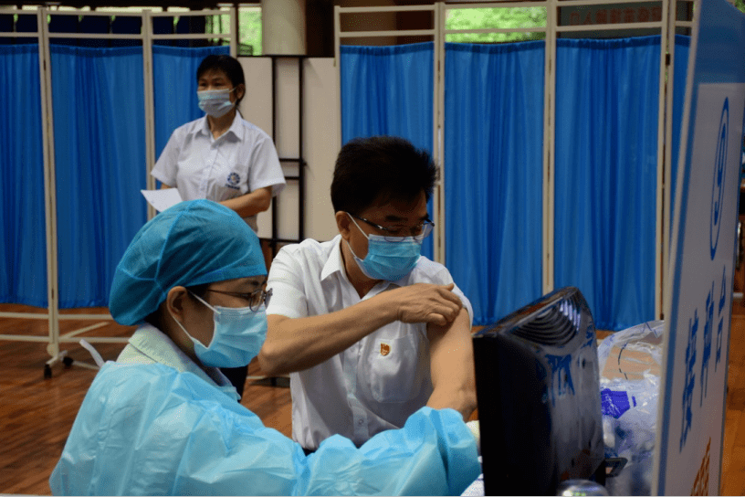 现场直击石岐党政领导集体接种新冠疫苗