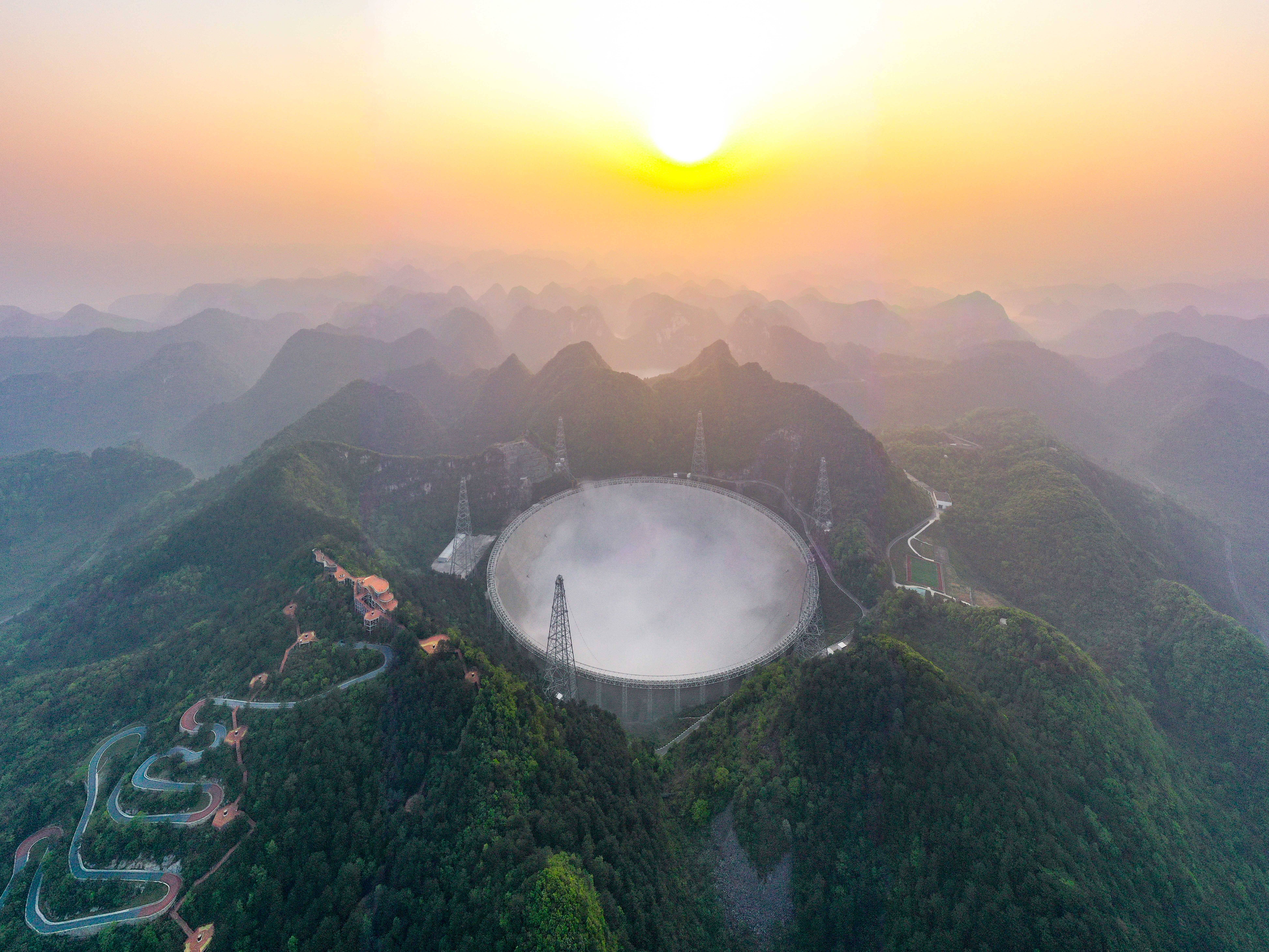 开放3月31日清晨拍摄的中国天眼全景(维护保养期间拍摄,无人机照片)