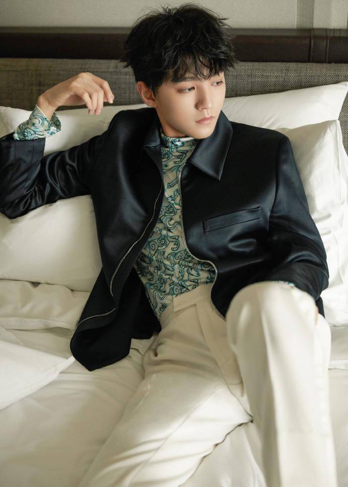 王俊凯时尚芭莎年度派对造型释出迪奥小王子待会儿见