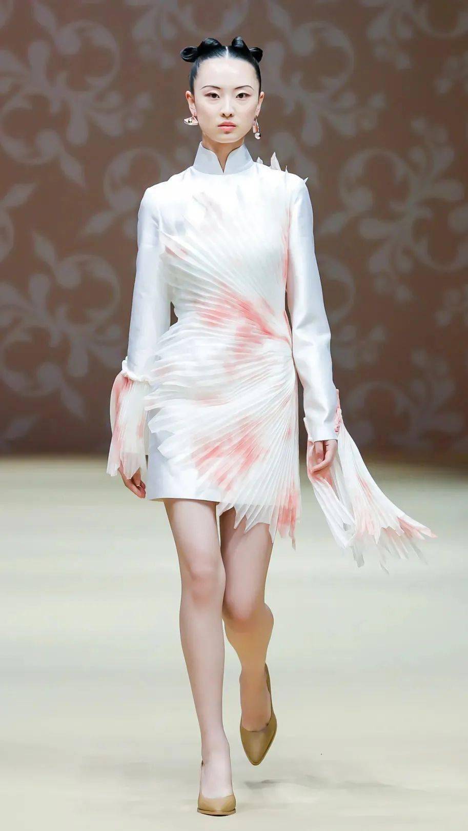 橙色搭配,通过柔和色彩将结构剪裁融合到当下审美,展现新东方"奇韵"