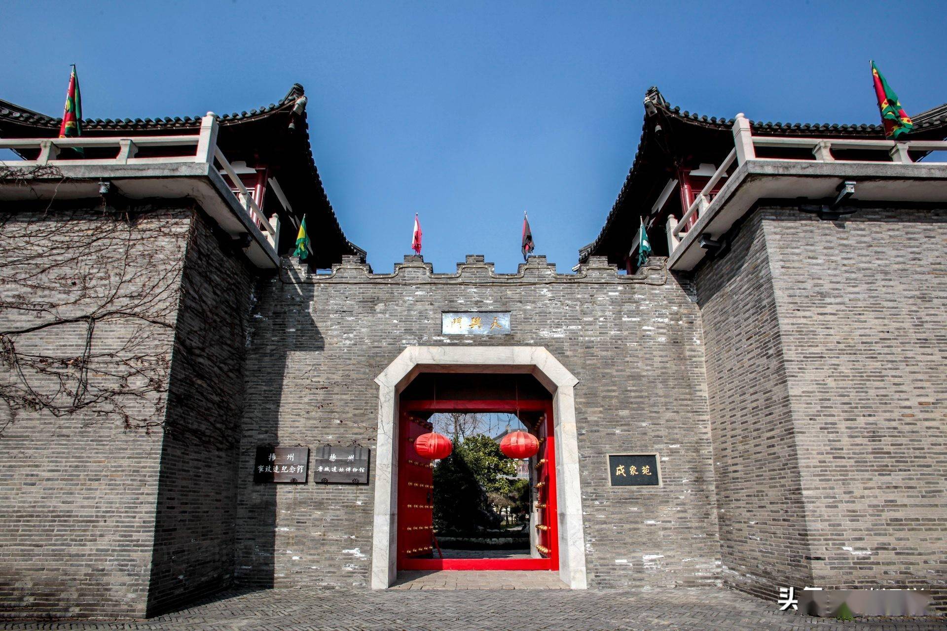 扬州瘦西湖畔:隋炀帝行宫旧址两个朝鲜人塑像,一人在中国16年