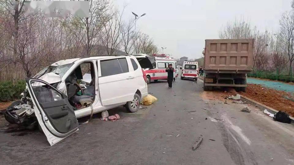 济南发生一起车祸,三车相撞!一女性被甩出车外,疑似身亡!警方介入