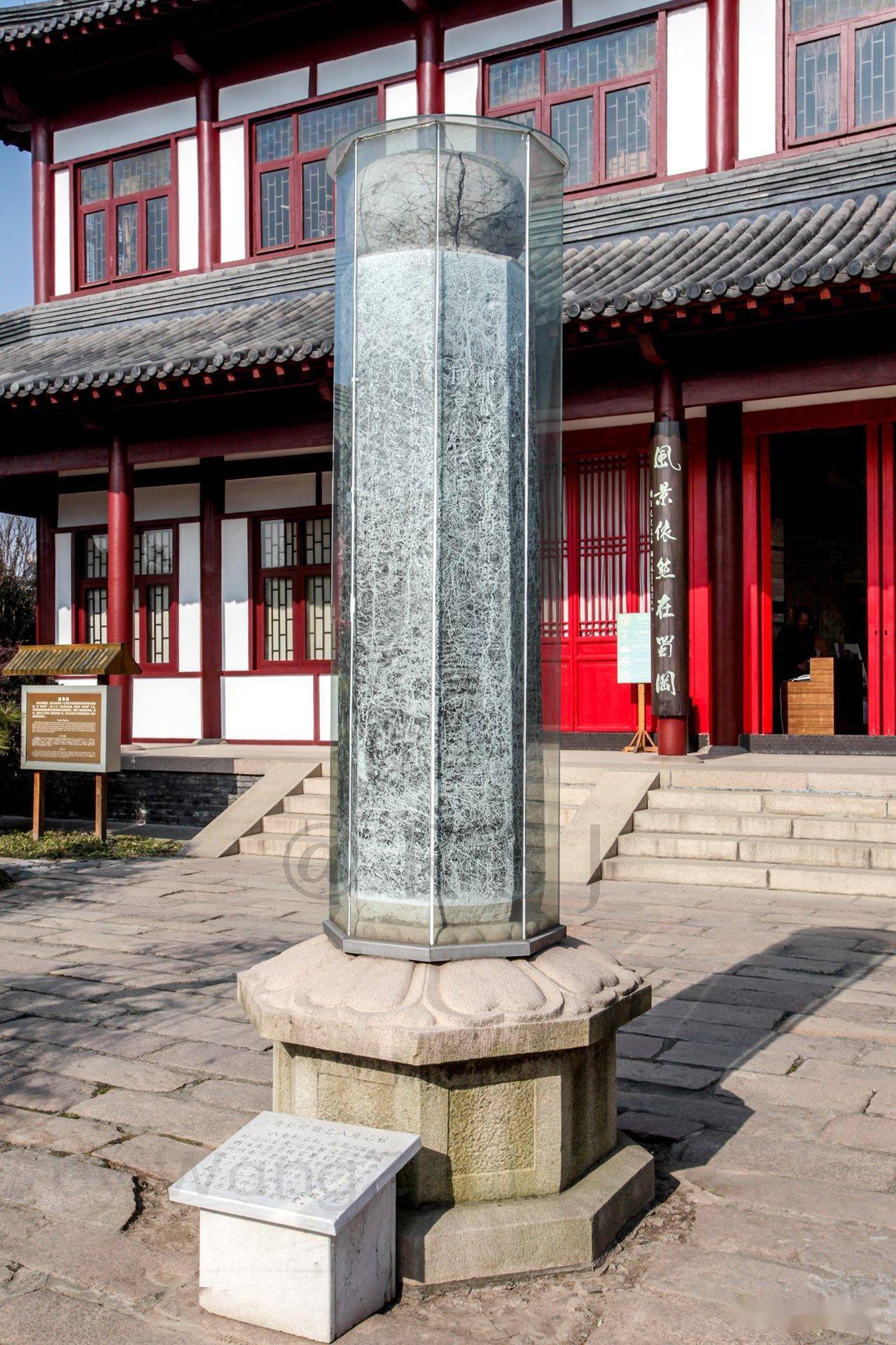 扬州瘦西湖畔:隋炀帝行宫旧址两个朝鲜人塑像,一人在中国16年