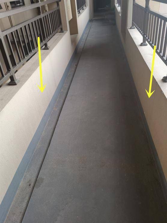 开发商用心了长廊房公共走廊留7公分宽凹槽排水快不积水