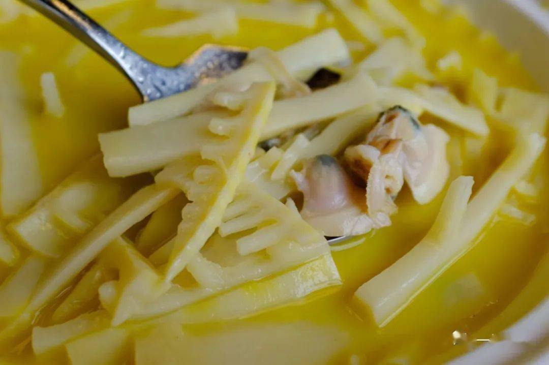 南通的文蛤出名,趁着春天最肥的时候,跟春笋一起烩,鲜嫩兼有,特别喜欢