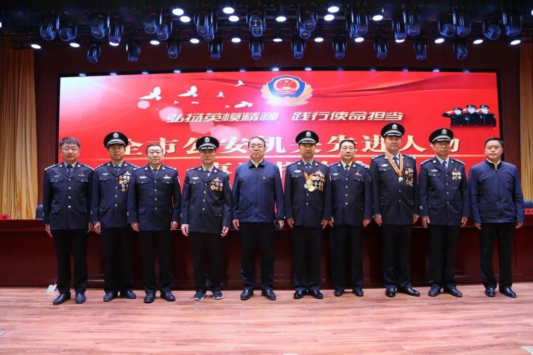 红山区公安分局长青街派出所副所长宋辉(全国优秀人民警察荣誉称号)右