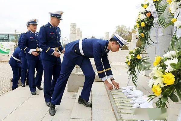 全体指战员驻足认真学习革命先烈陈超群,程振纲,杨积玺,王英才,陈清俊