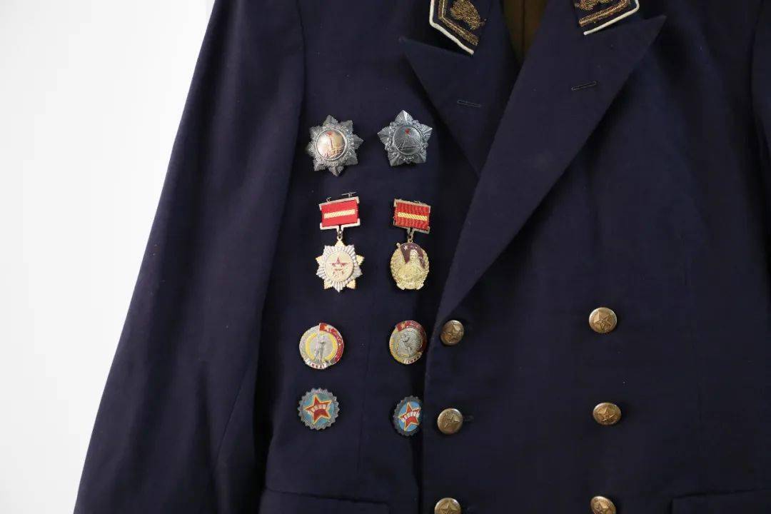 六安这件珍藏了60多年的军服胸前挂满了勋章