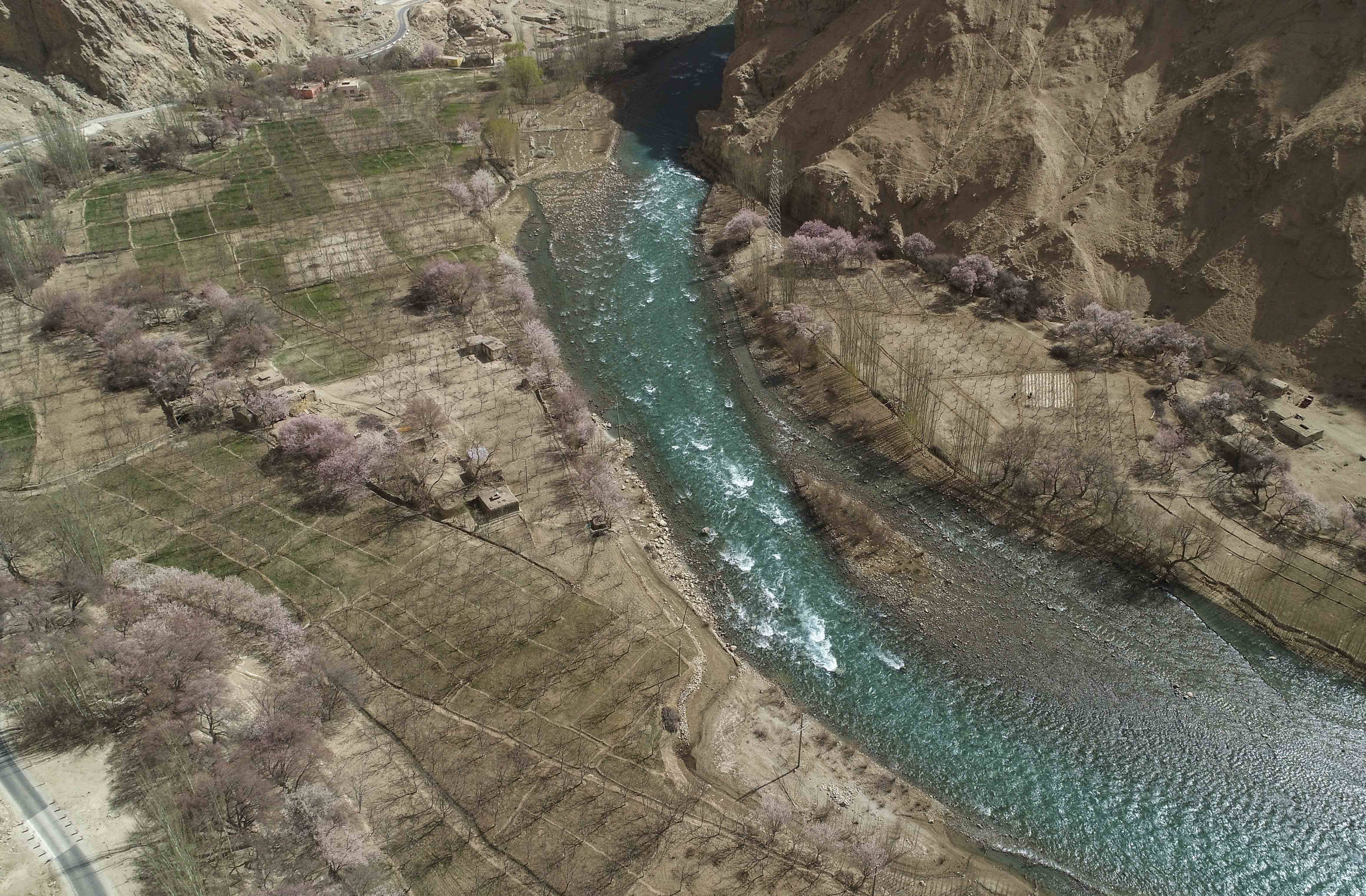 这是从空中俯瞰阿克陶县塔尔塔吉克民族乡巴格艾格孜村一景(3月31日摄