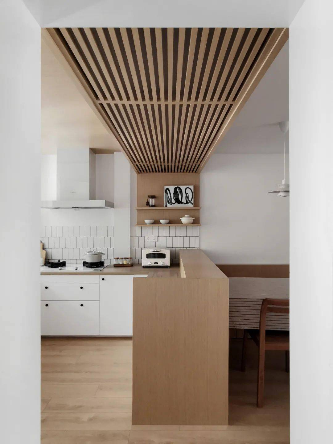 木格栅天花,增加纵深感01/ 玄关③ 采用"ldk"模式来应对空间逼仄,昏暗