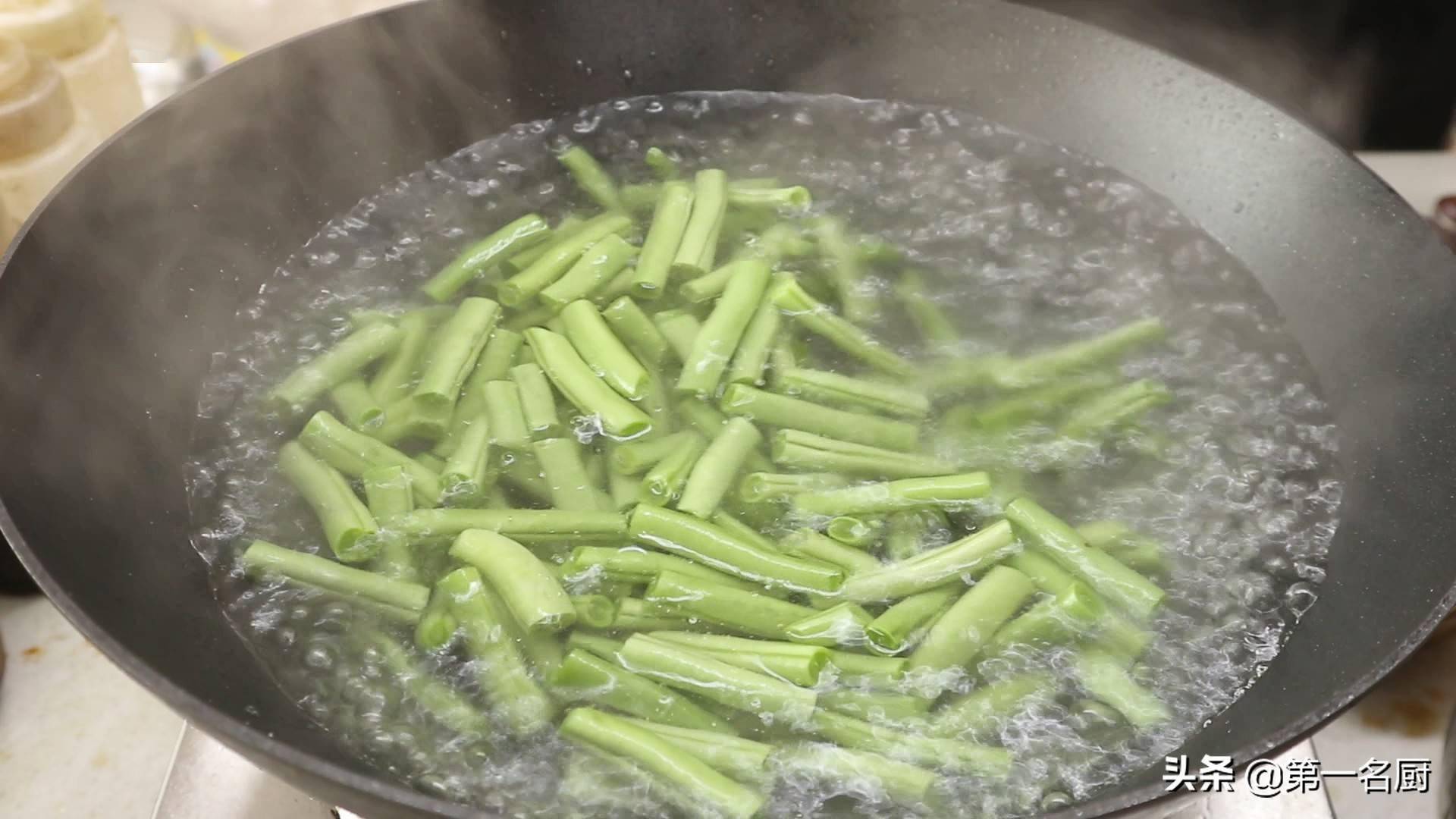 小炒四季豆是焯水还是过油大厨分享正确的做法这样做脆嫩入味