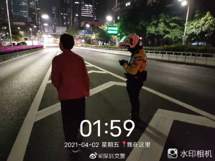 凌晨老人迷路误上高架桥 铁骑迅速将其安全带离 深圳