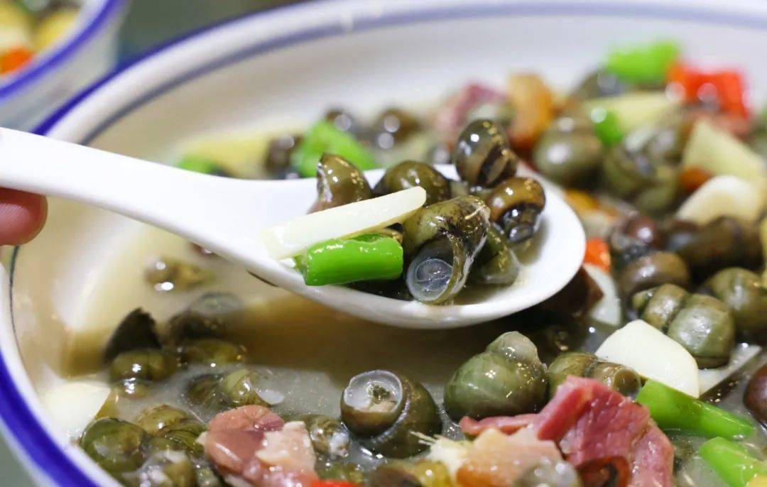 上汤螺蛳徐师傅感慨道:"以前啊,穷人才会吃螺蛳,现在啊,有闲有钱的