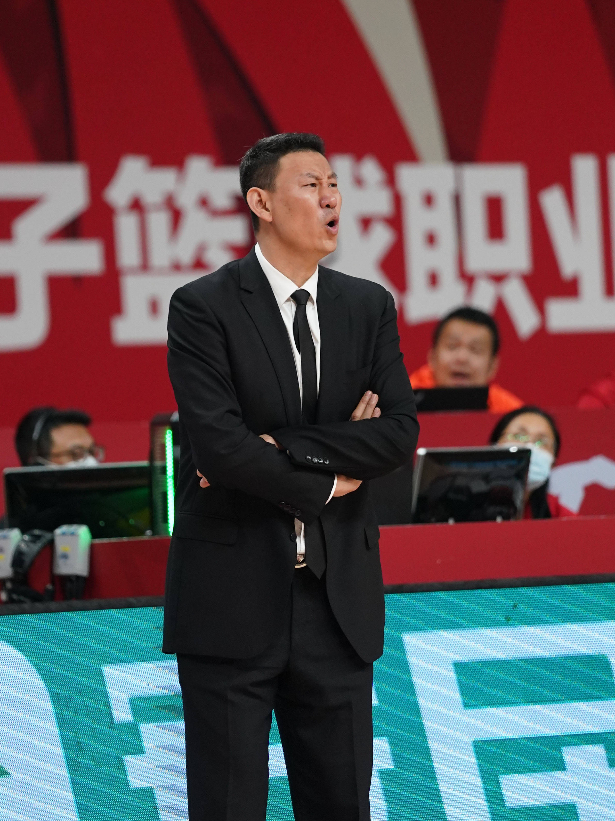 4月2日,苏州肯帝亚队球主教练李楠在比赛中指挥.
