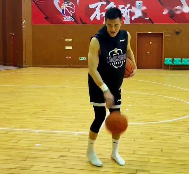 郭艾伦作出重大决定两连击对飙易建联姚明或终极亮剑