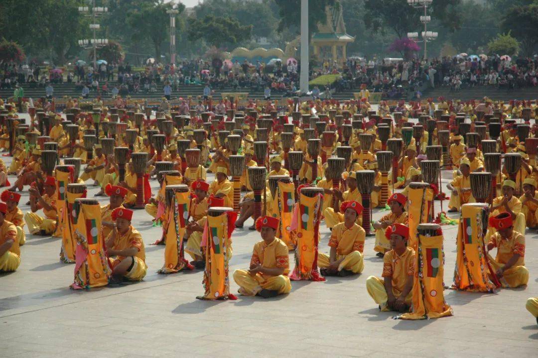 象脚鼓舞,傣语称"嘎光".