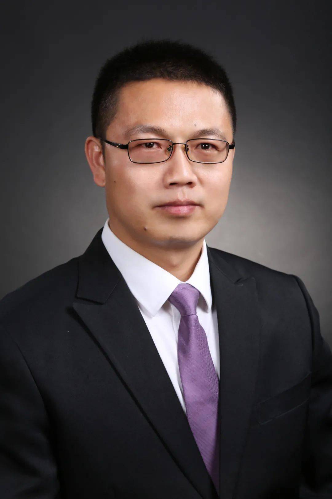 主编 /李仕明从事眼科临床与科研工作35年,完成手术约20 000例.