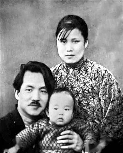 邓中夏与妻子李慧馨,孩子在莫斯科的合影