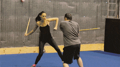 加朵却没有屈服于传统审美,相反地,她跑去将中国功夫,拳击,剑术,巴西