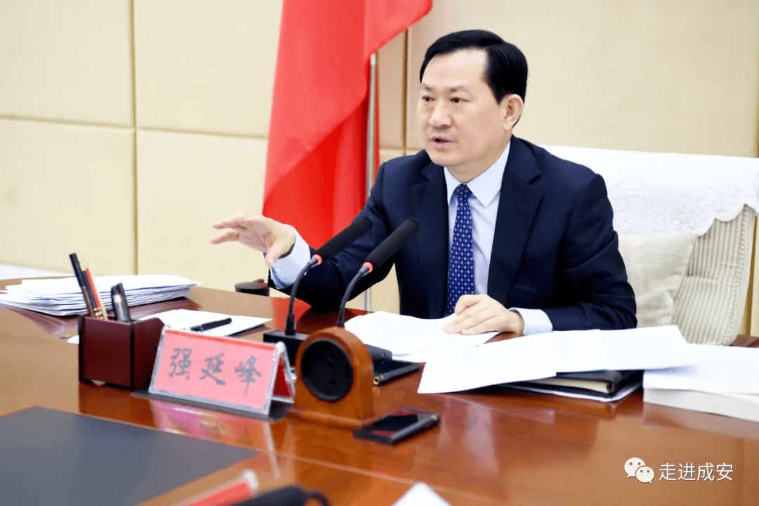 4月1日,县委书记强延峰主持召开县委中心组理论学习会和县委常委会.