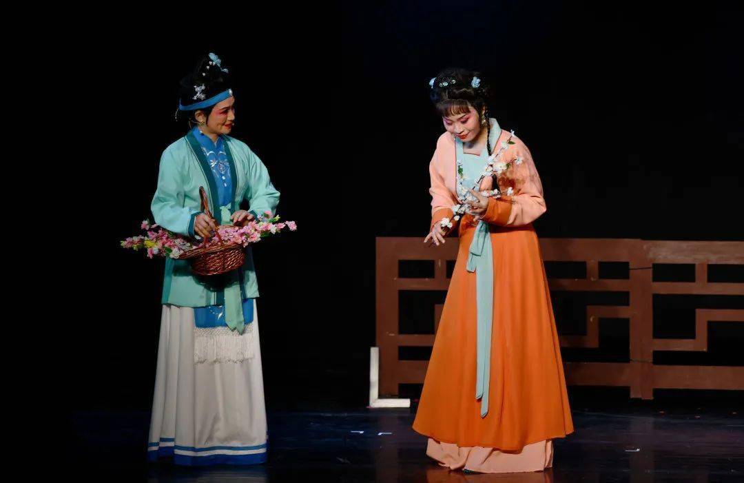 百花绽放誉满鹏城观越剧陆游与唐琬有感