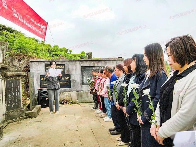 北师大南川附校3月30日,北师大南川附校师生前往烈士陵园开展"缅怀