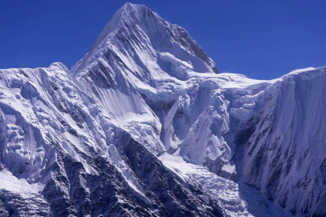 了藏區八大神山之首的梅里雪山,甚至超越了世界第一高峰的珠穆朗瑪