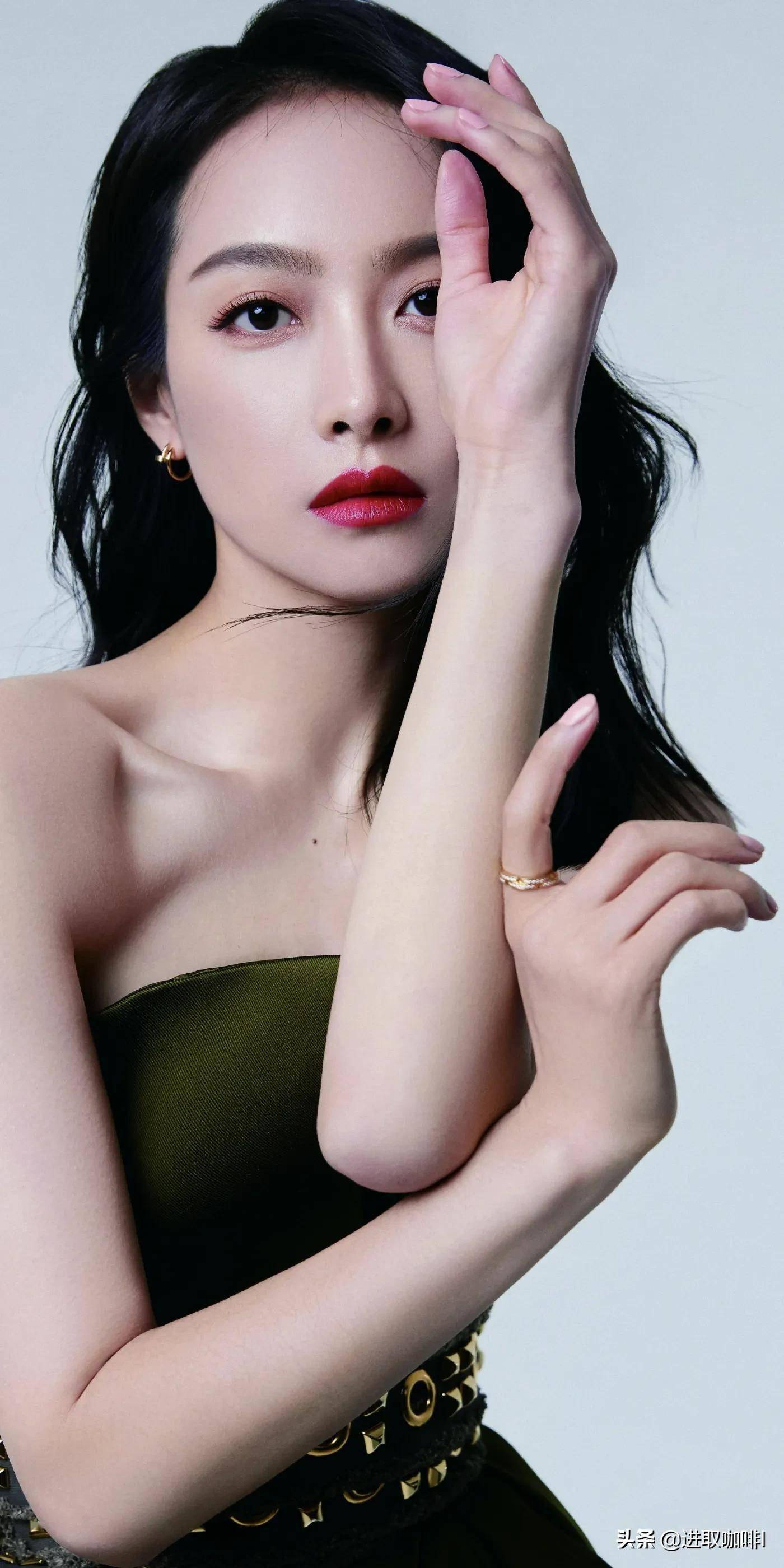 祝绪丹每次亮相都光彩夺目天性全开拥抱爱与温暖保持天真烂漫