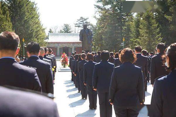 4月4日,通化市公安局組織民警在楊靖宇烈士陵園舉行清明祭掃烈士墓