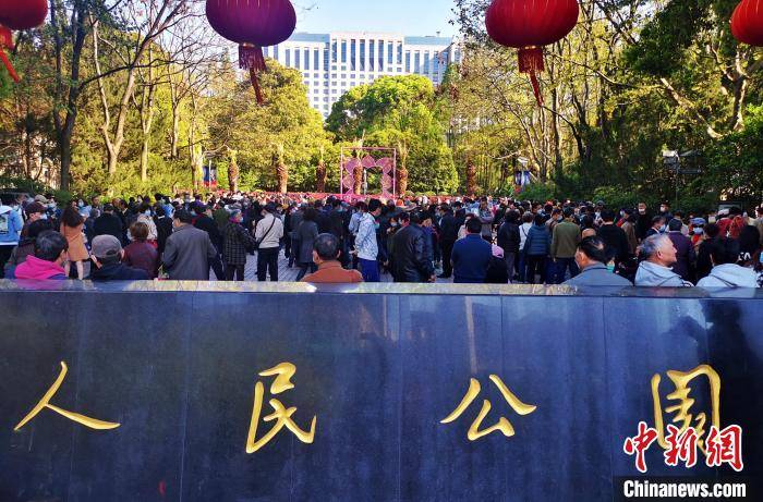 清明小长假：上海人民公园相亲角人气十足
