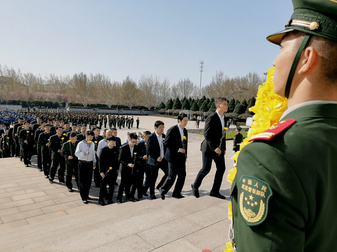 烈士陵园祭英烈:时光流逝,但从未忘记_纪念碑