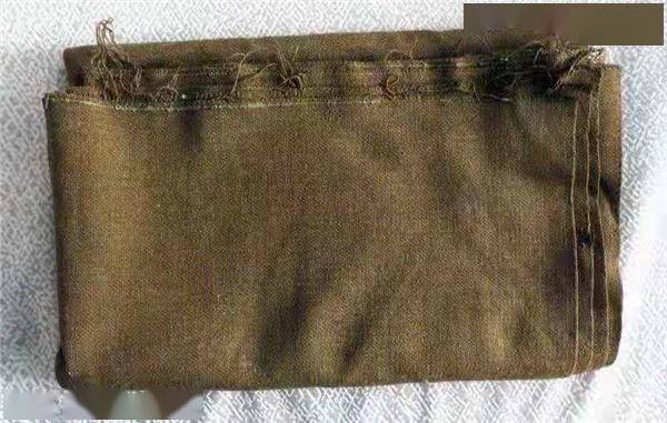 保存至今的军毯那年,日本侵略者无条件投降,但在烟台一带的日军,凭借