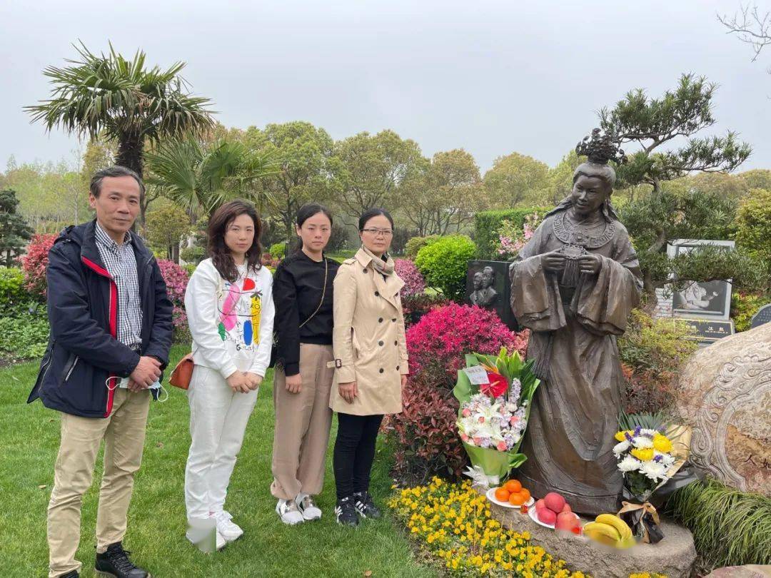 艺术家祭扫13:00 滨海古园△为吴兆芬等老艺术家祭扫最好的缅怀是传承