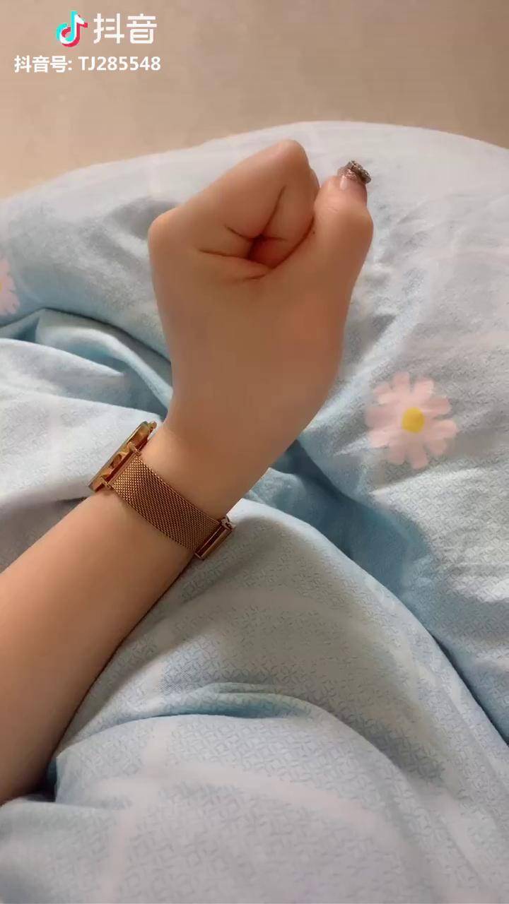 左手握拳我的手出现的是个土字证明我身材很好你们也试试